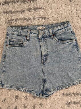 3/$10 🟢 Dex denim shorts, light wash, size 27